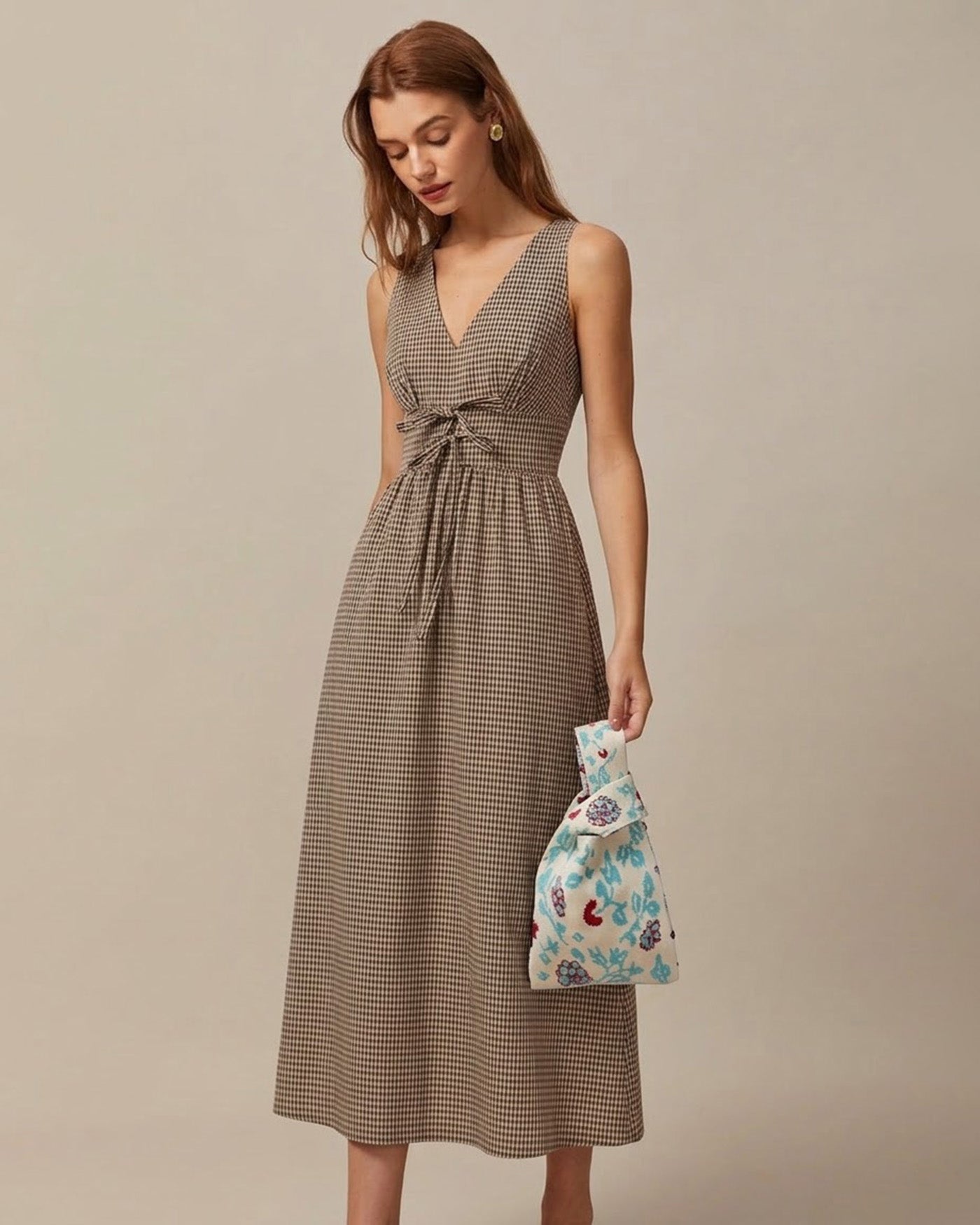 Vestido longo xadrez com decote em V — marrom
