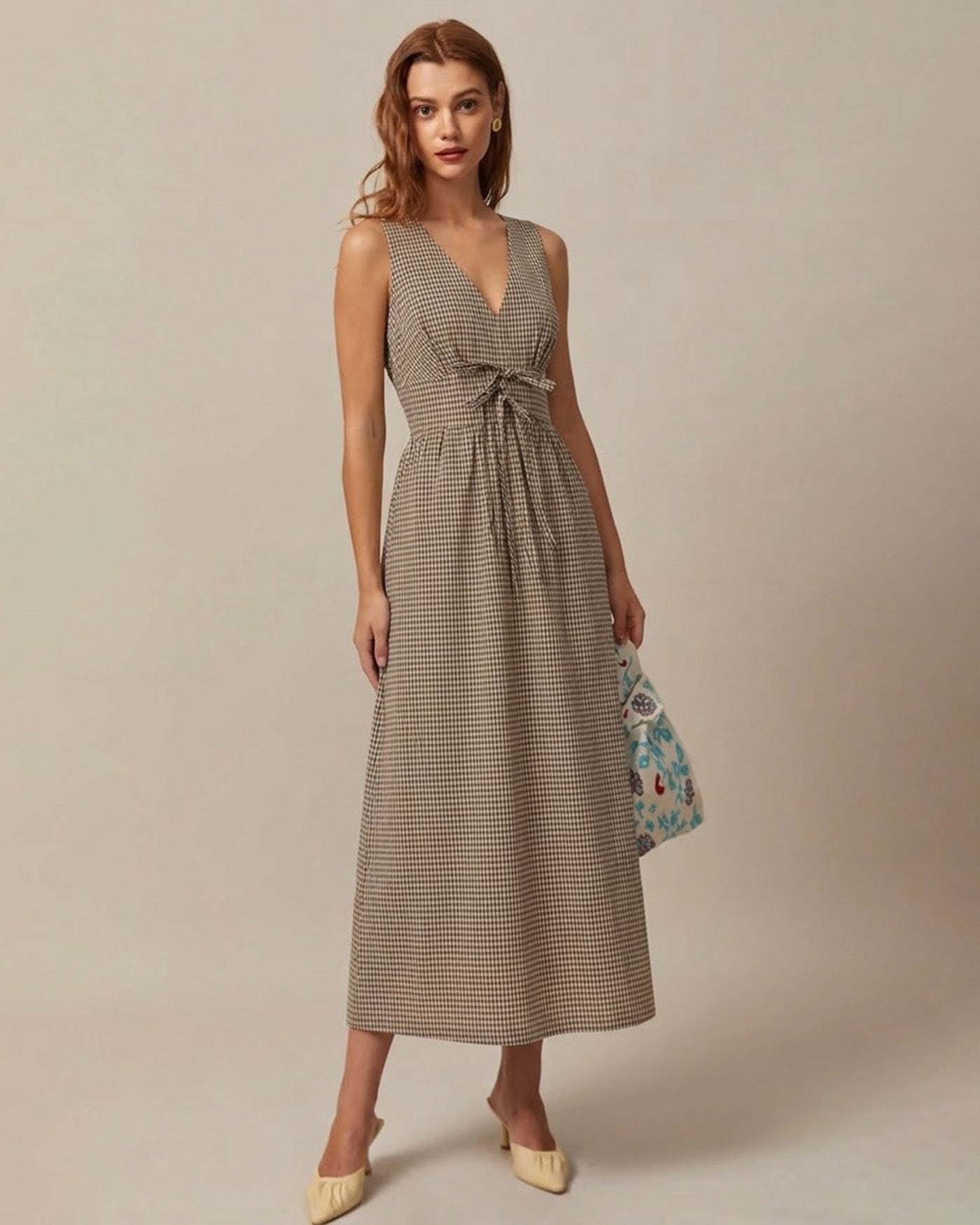 Vestido longo xadrez com decote em V — marrom