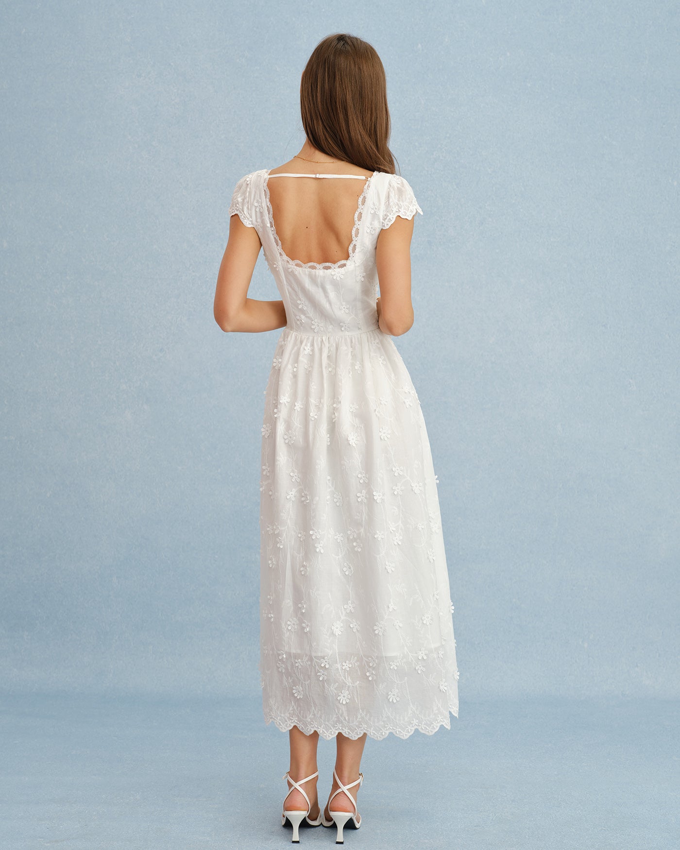 Vestido longo branco em renda floral com decote quadrado