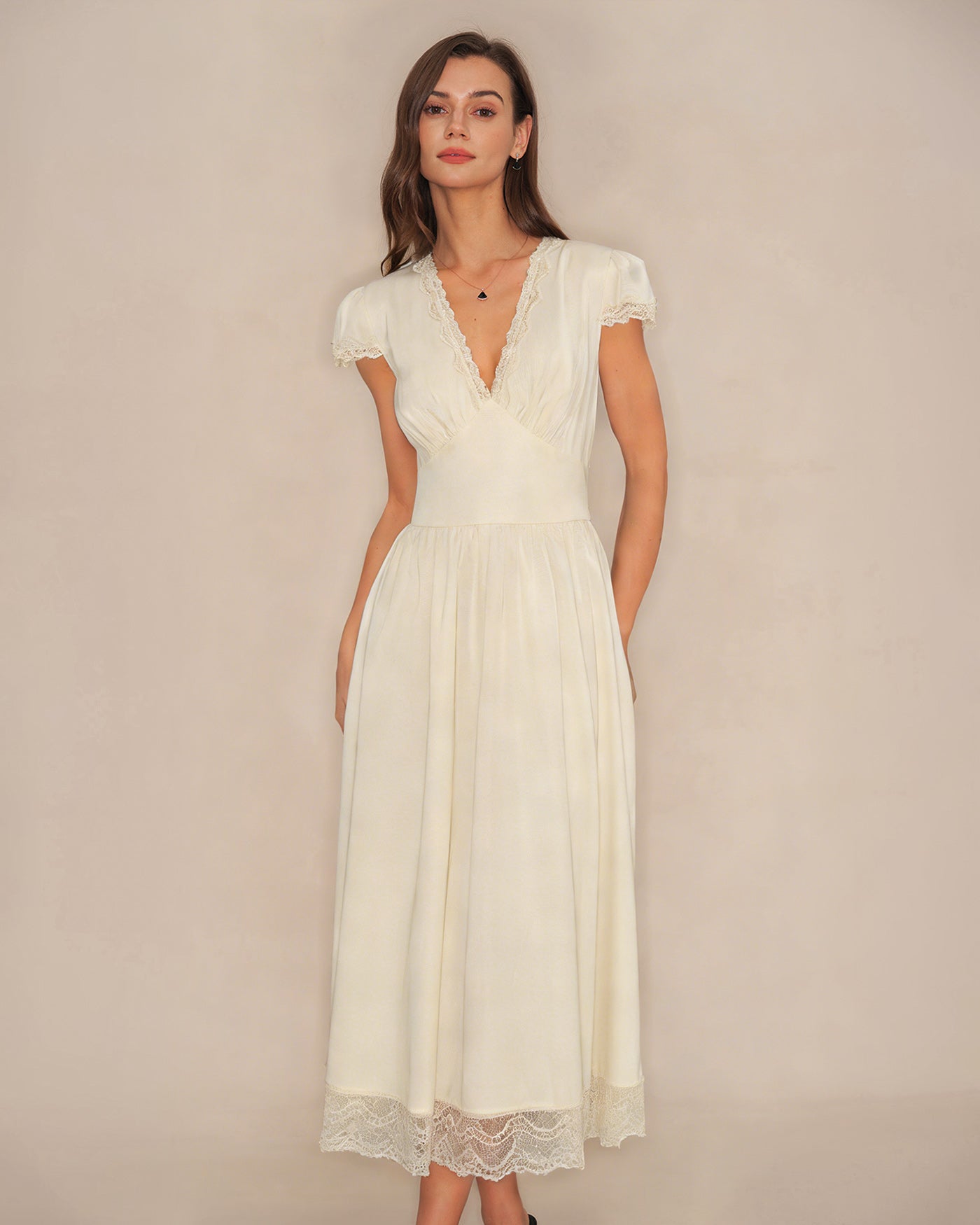 Vestido longo em renda com decote em V — Damasco
