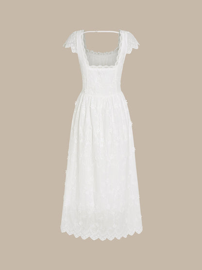 Vestido longo branco em renda floral com decote quadrado