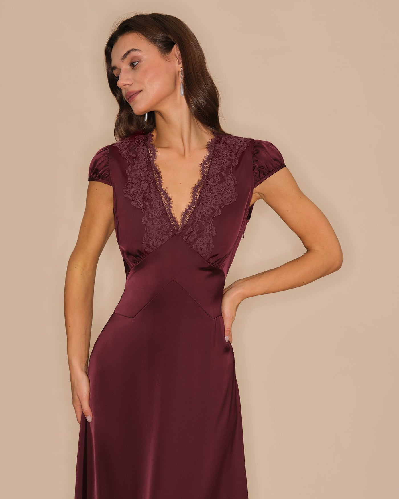 Vestido longo em renda com decote em V — Vinho
