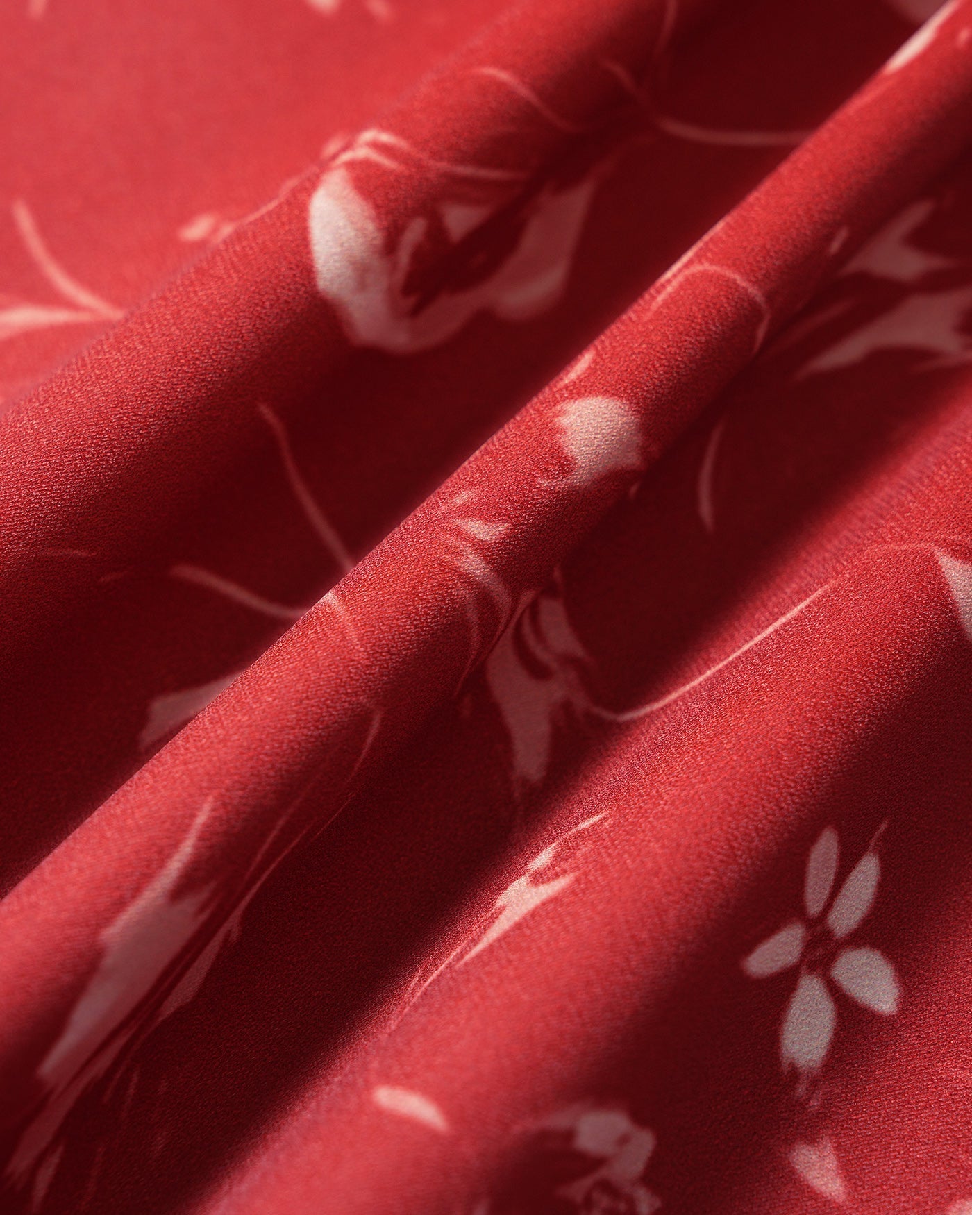 Vestido Longo Vermelho com Decote Canoa, Estampa Floral e Fenda