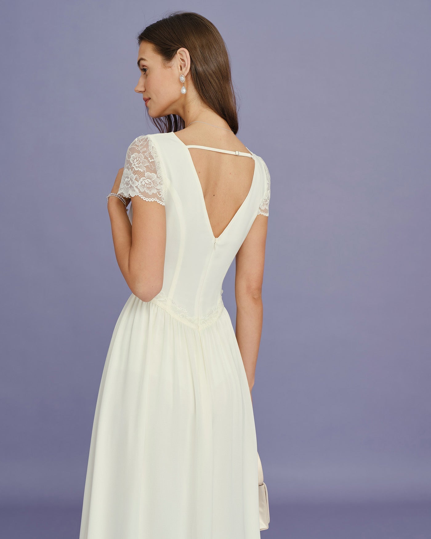 Vestido longo damasco com decote em V e recortes em renda