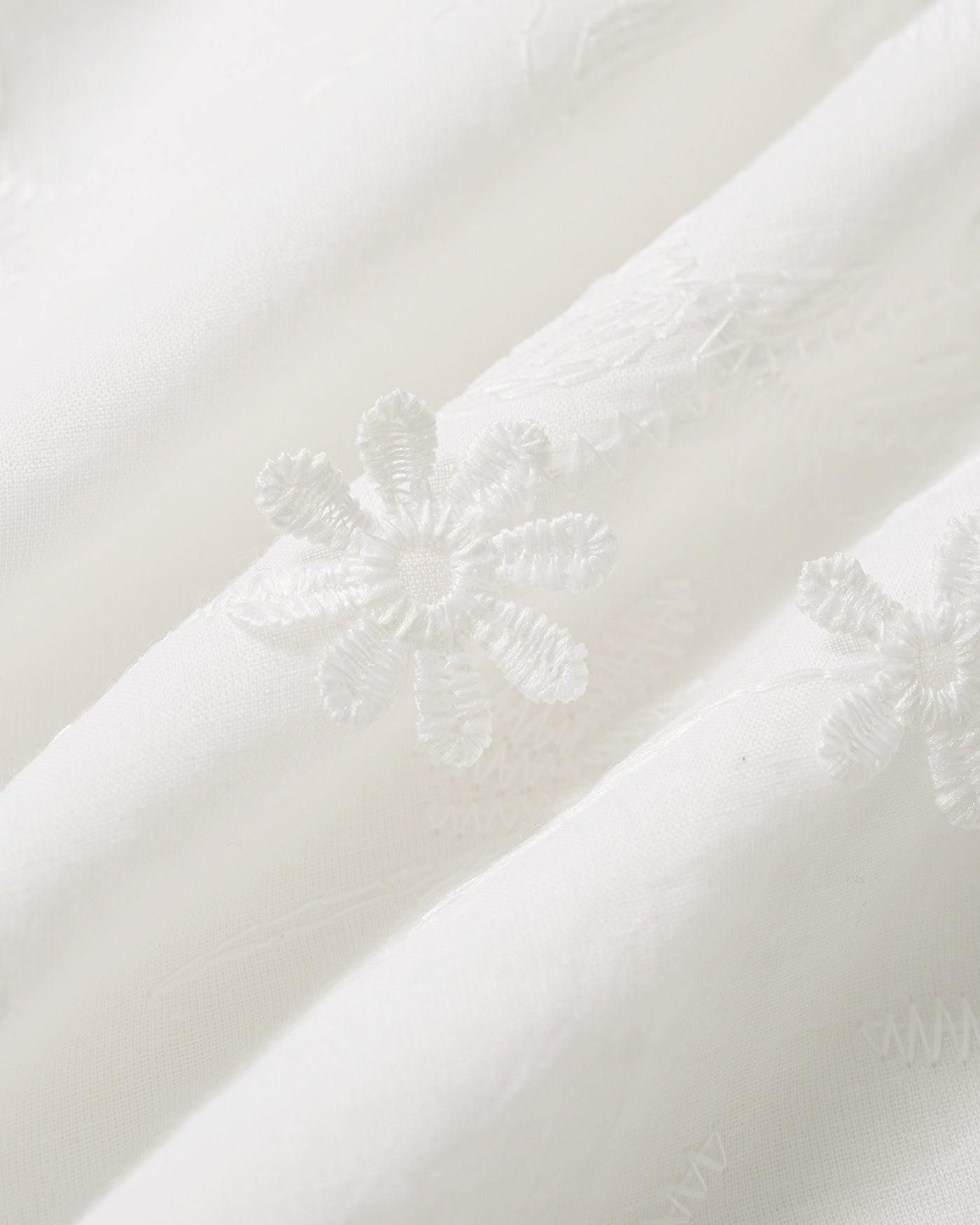 Vestido longo branco em renda floral com decote quadrado