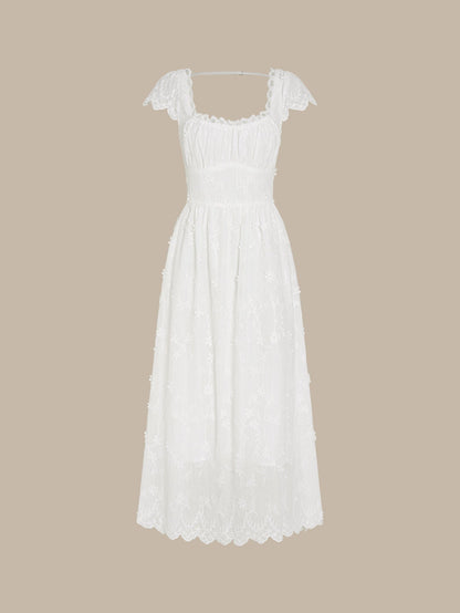 Vestido longo branco em renda floral com decote quadrado