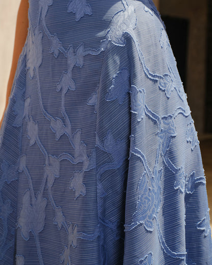 Vestido slip maxi em jacquard azul com franzidos