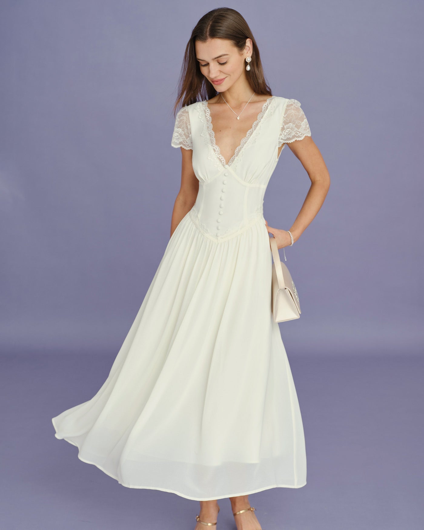 Vestido longo damasco com decote em V e recortes em renda