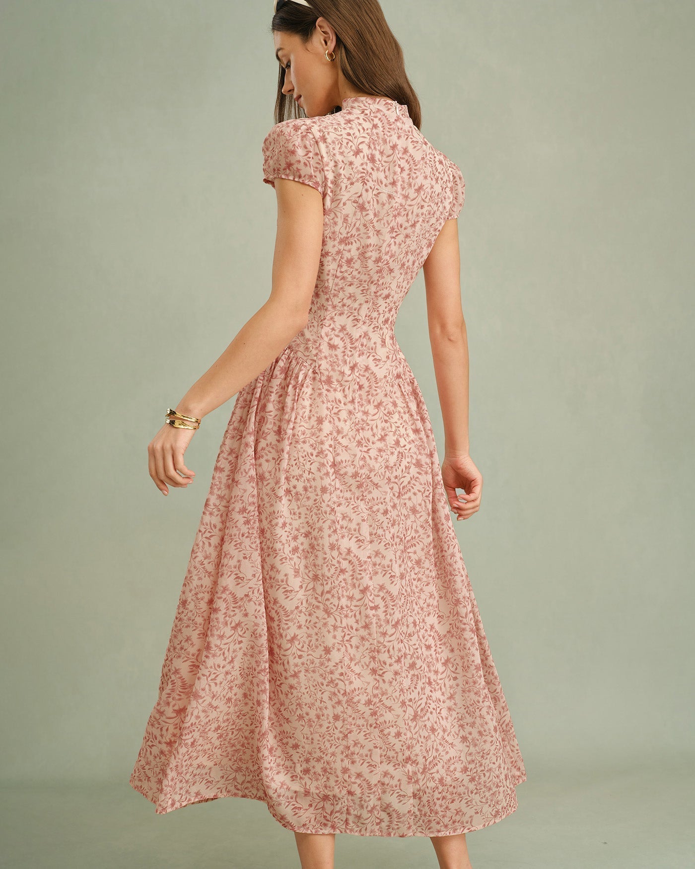 Vestido longo floral rosa com gola alta
