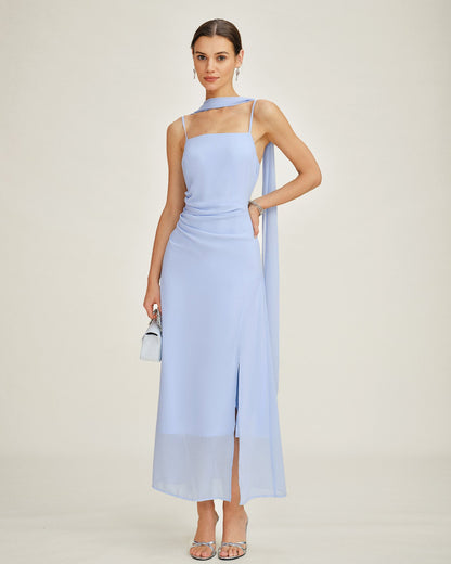 Vestido longo em chiffon azul com decote drapeado e alças