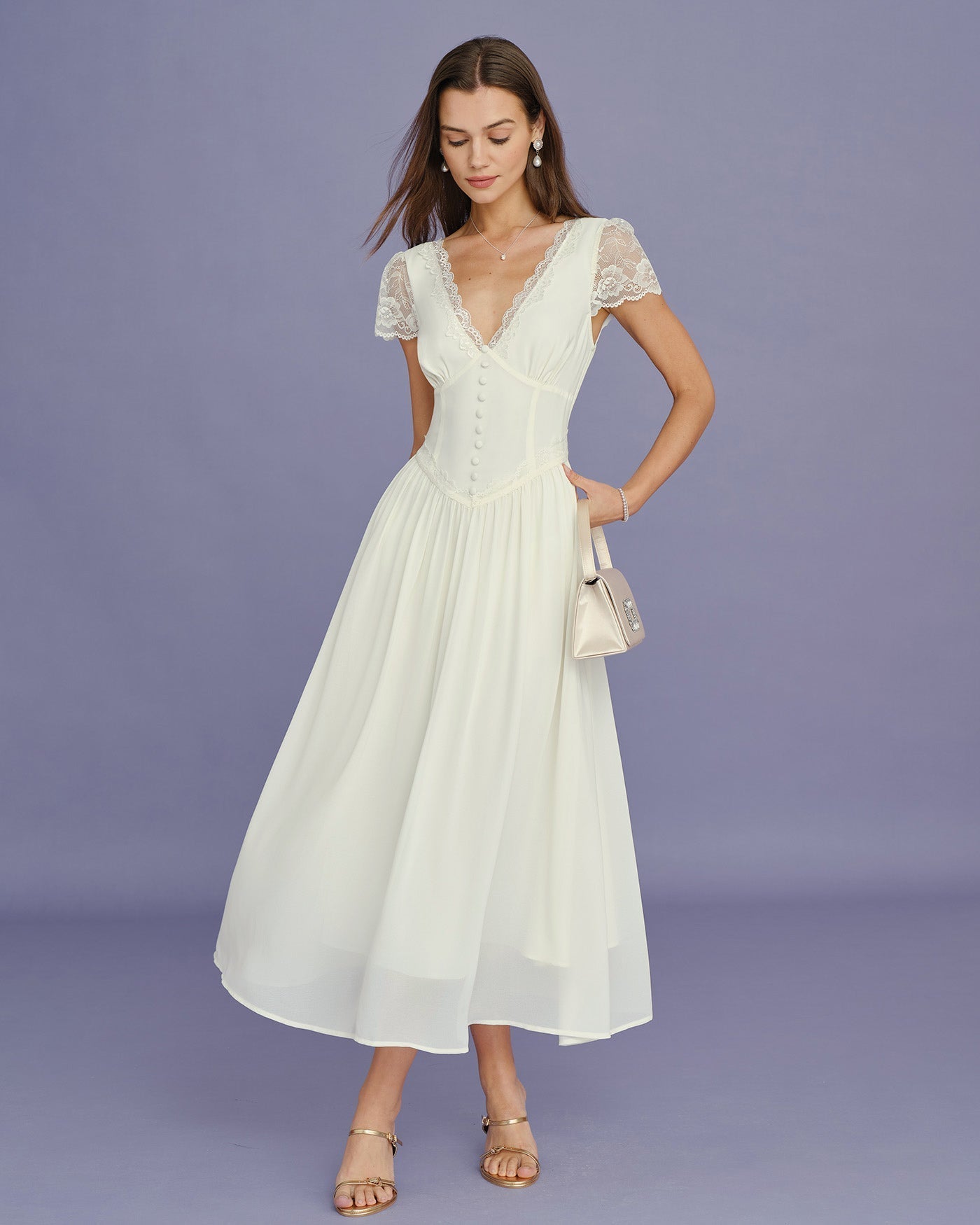 Vestido longo damasco com decote em V e recortes em renda