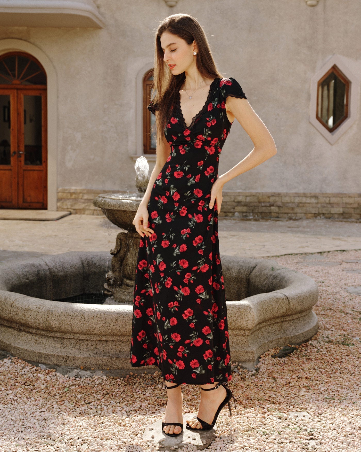 Vestido Longo Floral Preto com Decote em V