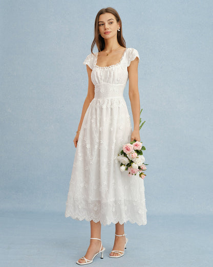 Vestido longo branco em renda floral com decote quadrado