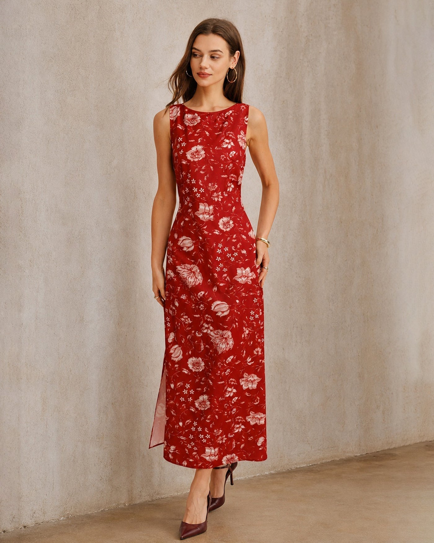 Vestido Longo Vermelho com Decote Canoa, Estampa Floral e Fenda