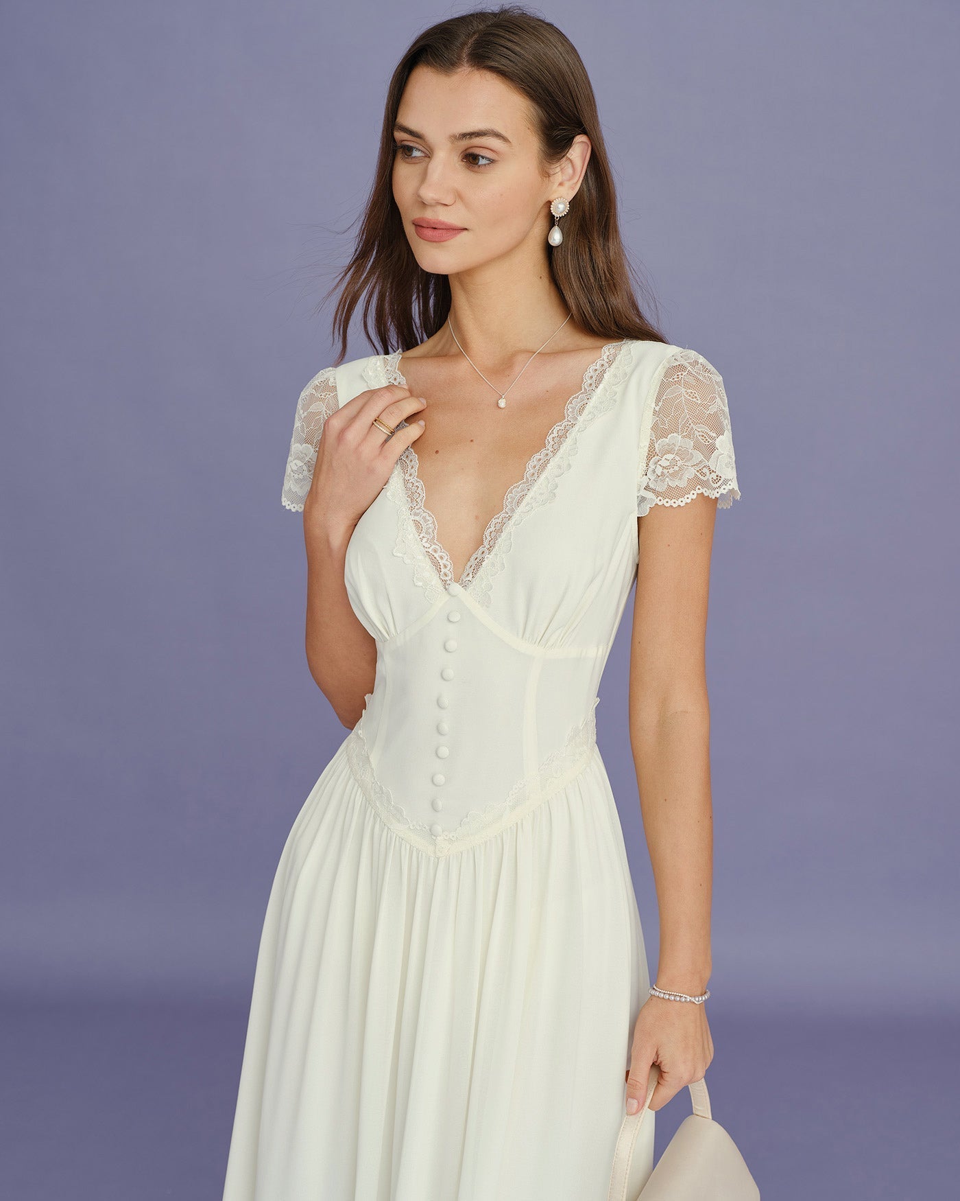 Vestido longo damasco com decote em V e recortes em renda