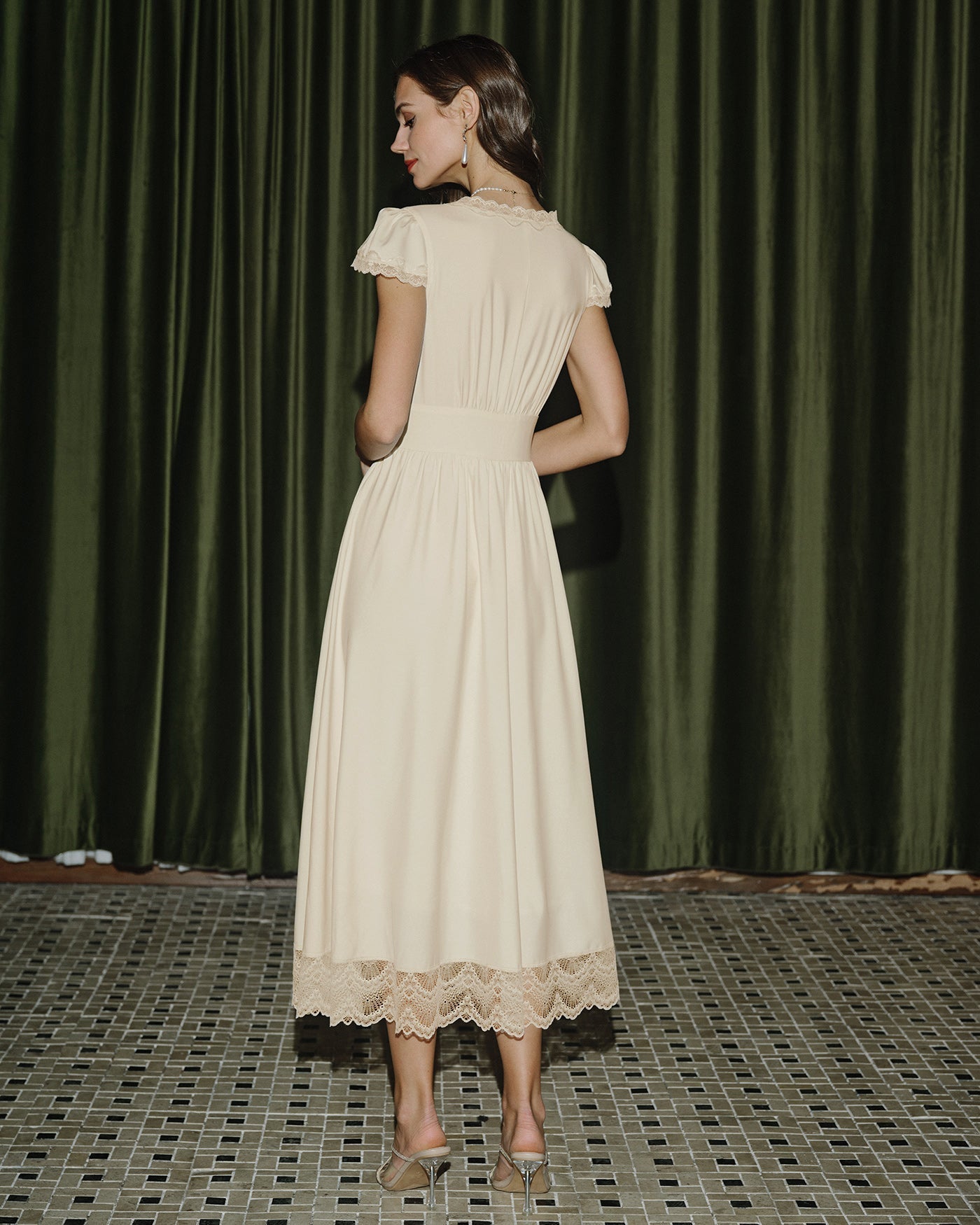 Vestido longo em renda com decote em V — Damasco