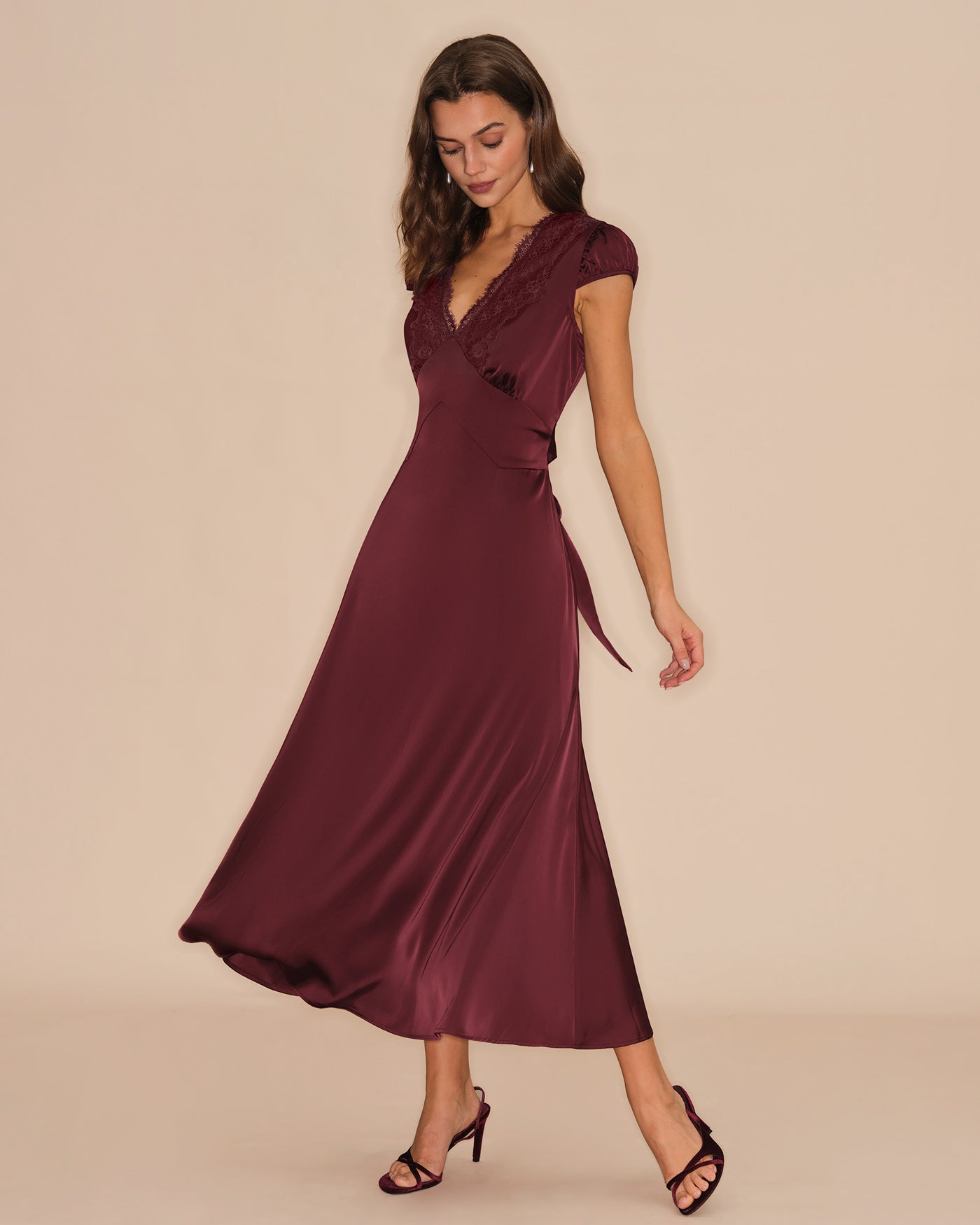 Vestido longo em renda com decote em V — Vinho