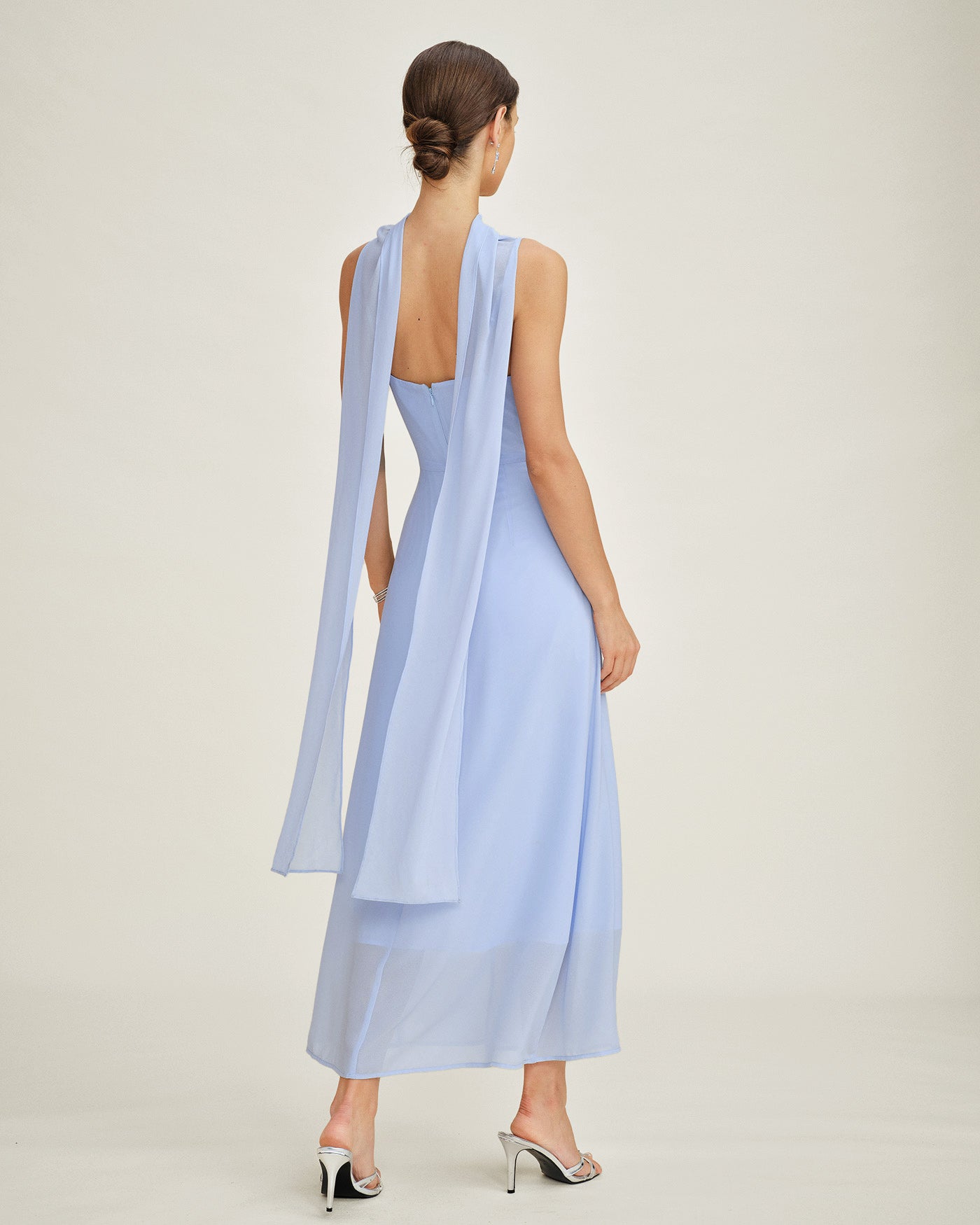 Vestido longo em chiffon azul com decote drapeado e alças