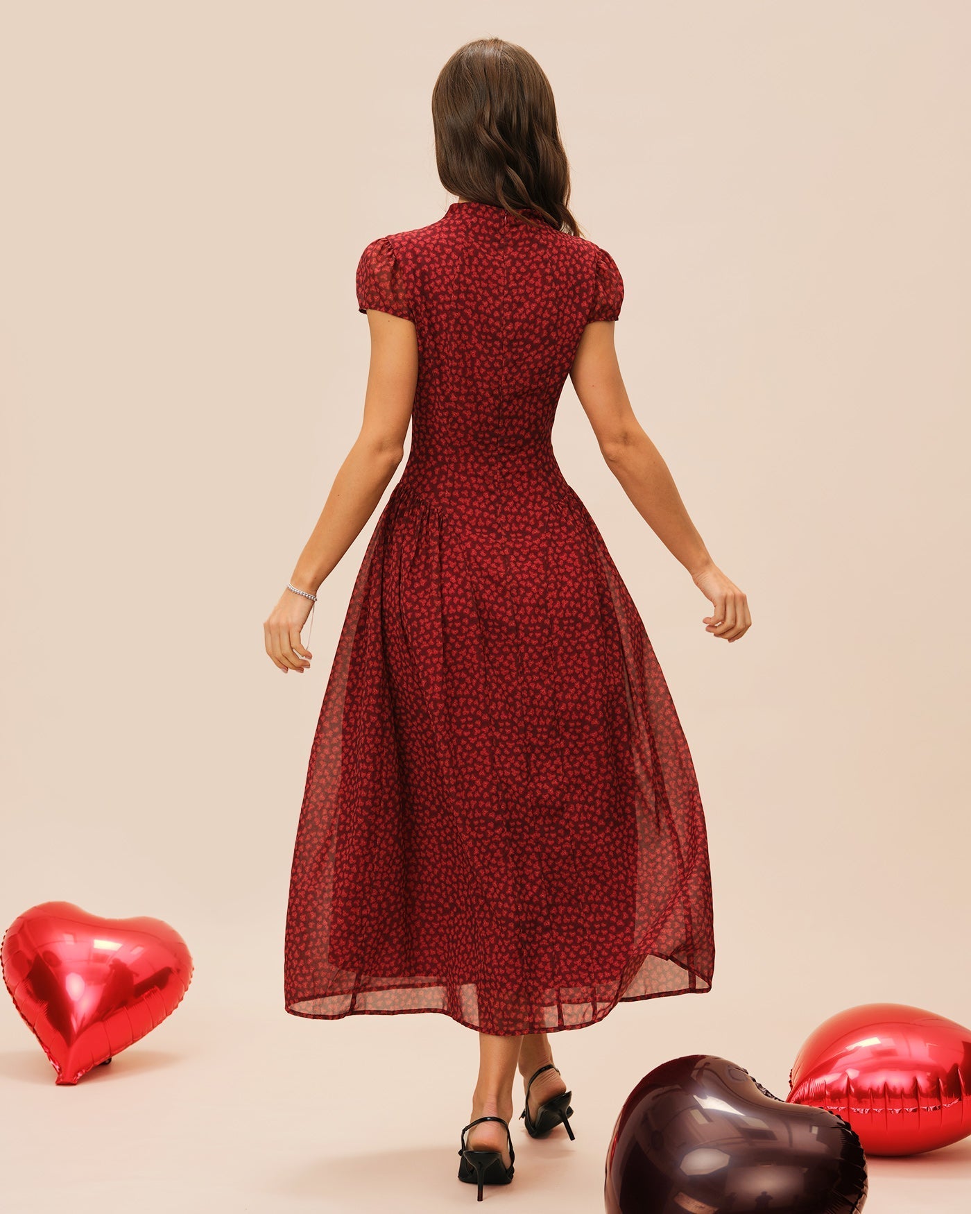 Vestido longo floral vermelho com manga tipo capa