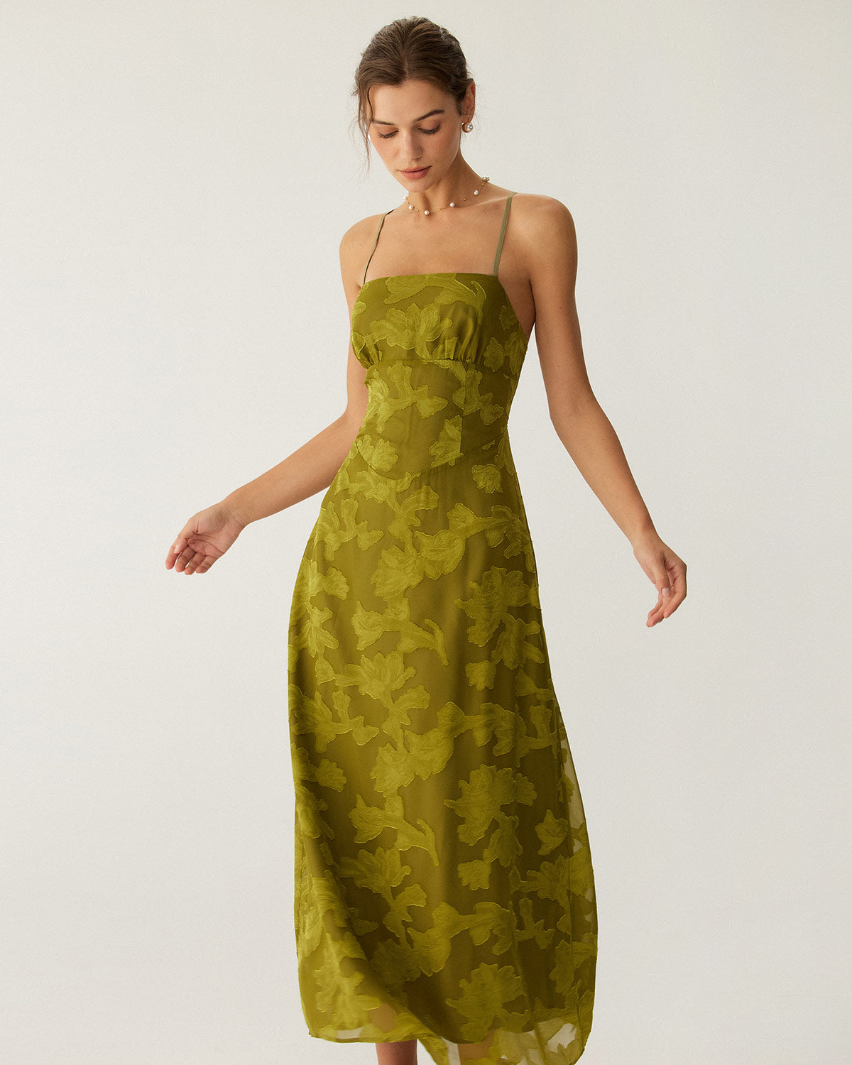 Vestido slip longo floral verde com franzidos e costas à mostra