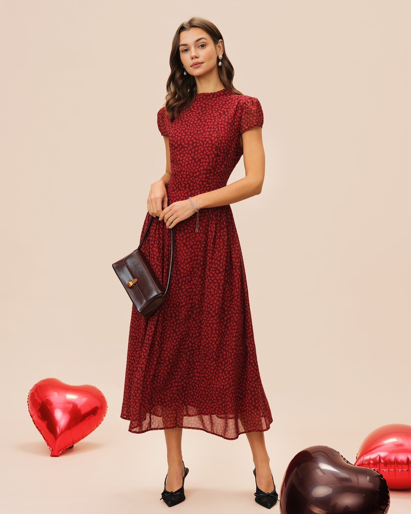 Vestido longo floral vermelho com manga tipo capa