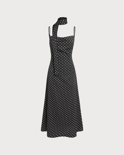 Vestido slip longo preto com estampa de poás e decote drapeado