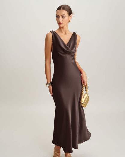 Vestido longo em cetim com gola drapeada — Café
