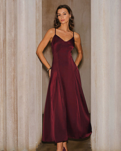 Vestido longo slip em cetim vinho com corte evasê