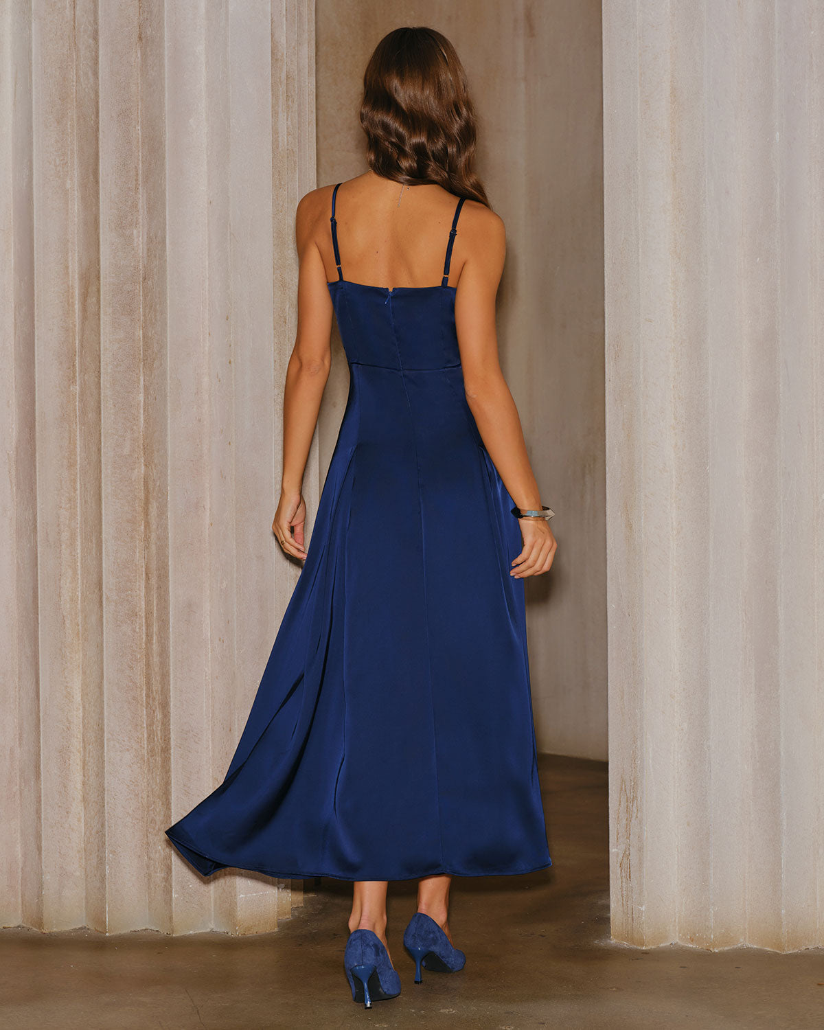 Vestido maxi slip evasê azul-marinho