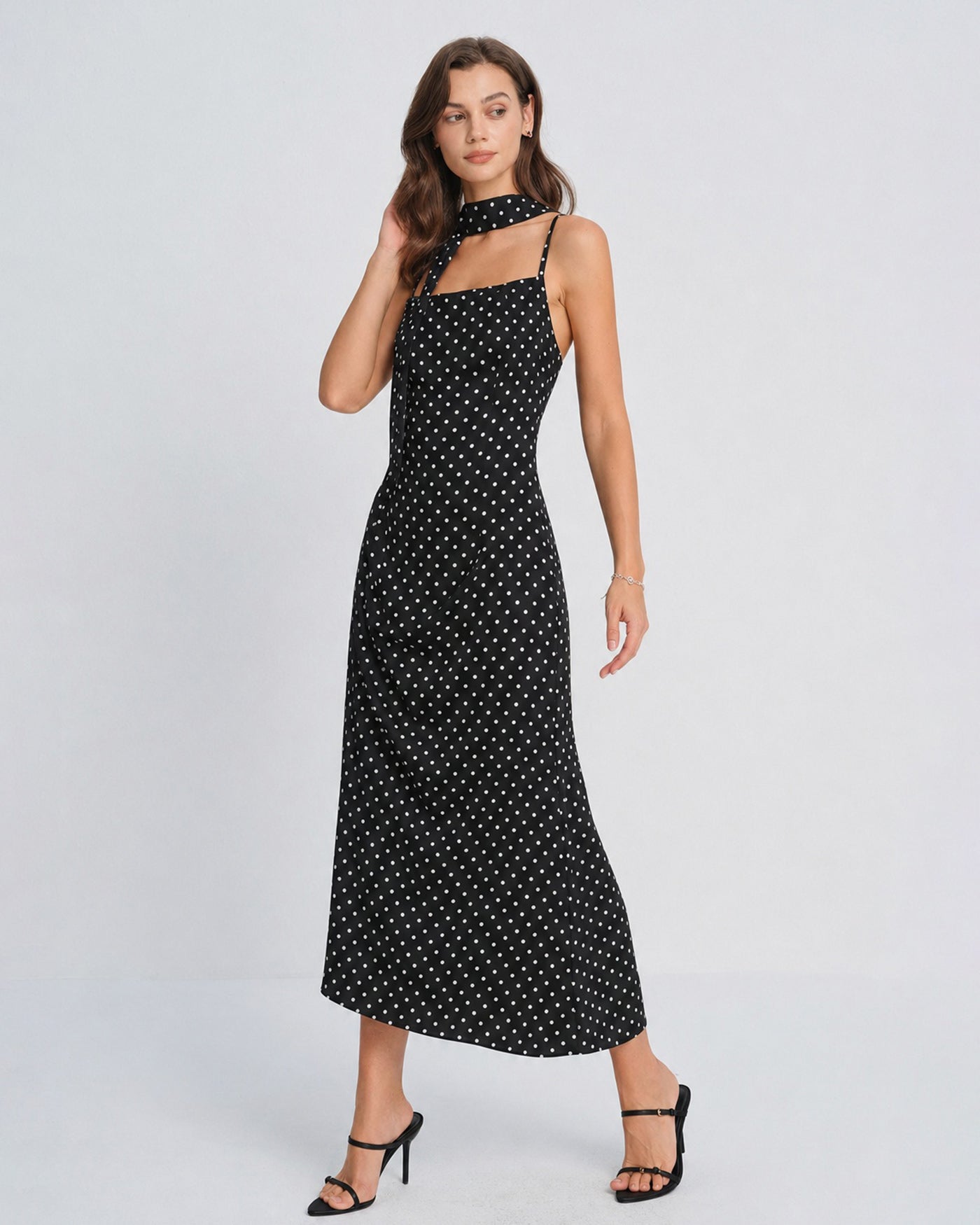 Vestido slip longo preto com estampa de poás e decote drapeado