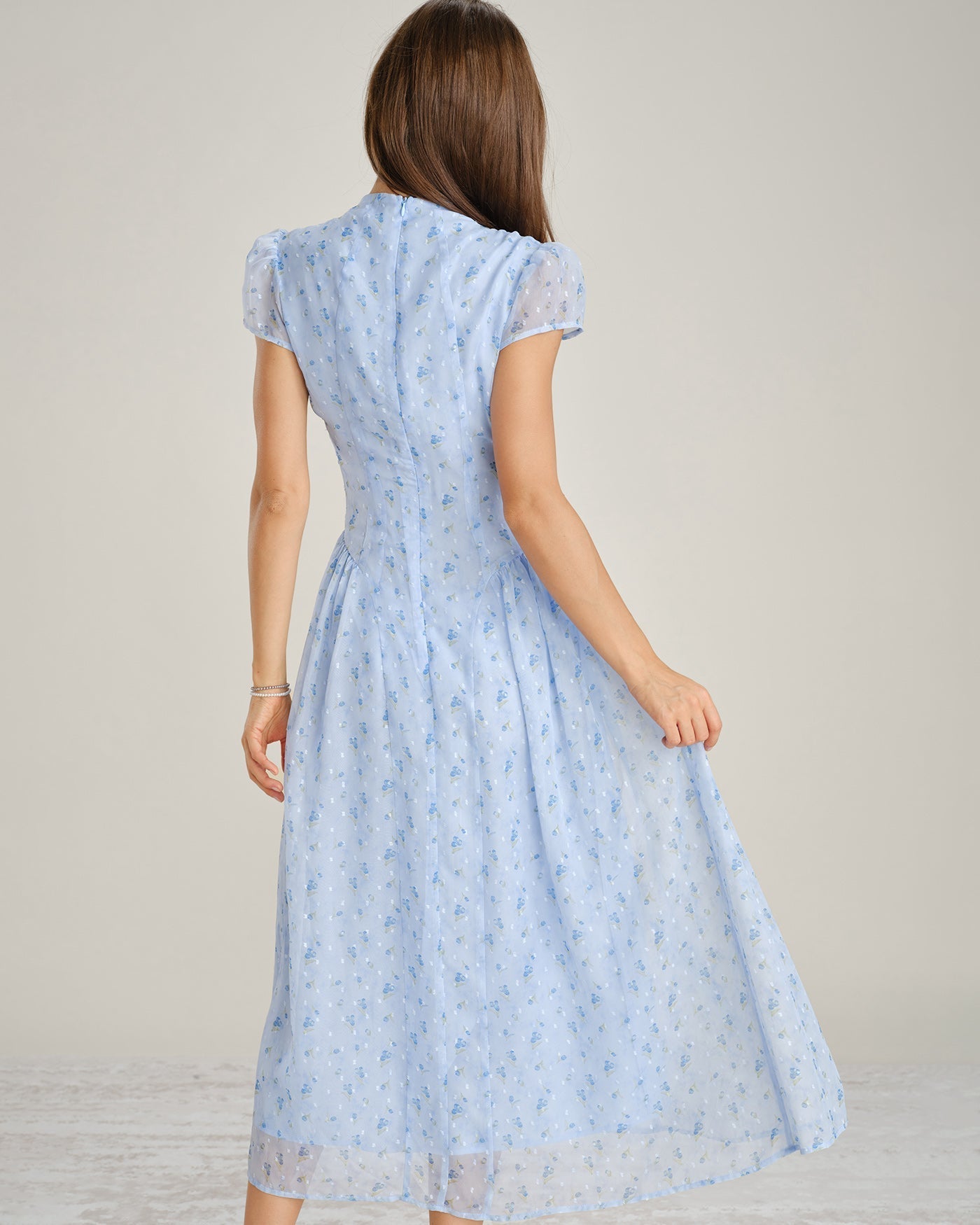 Vestido maxi floral em chiffon com gola alta — Azul