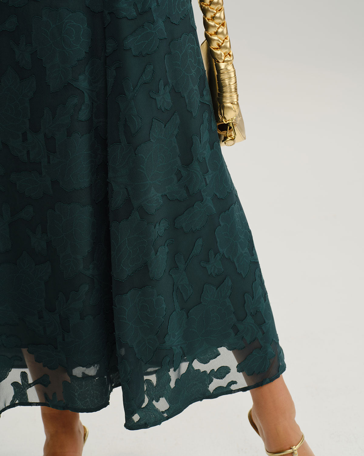 Vestido longo evasê estilo slip em jacquard verde