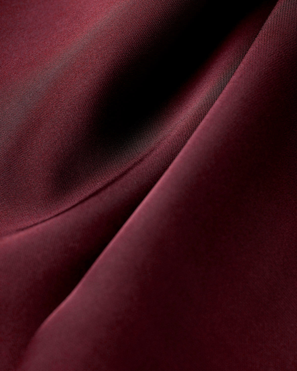 Vestido longo slip em cetim vinho com corte evasê