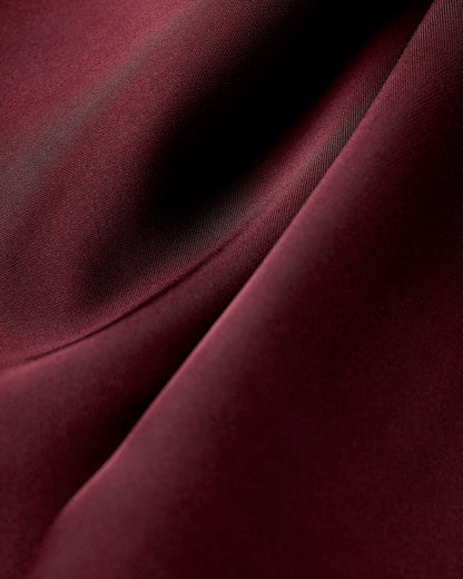 Vestido longo slip em cetim vinho com corte evasê
