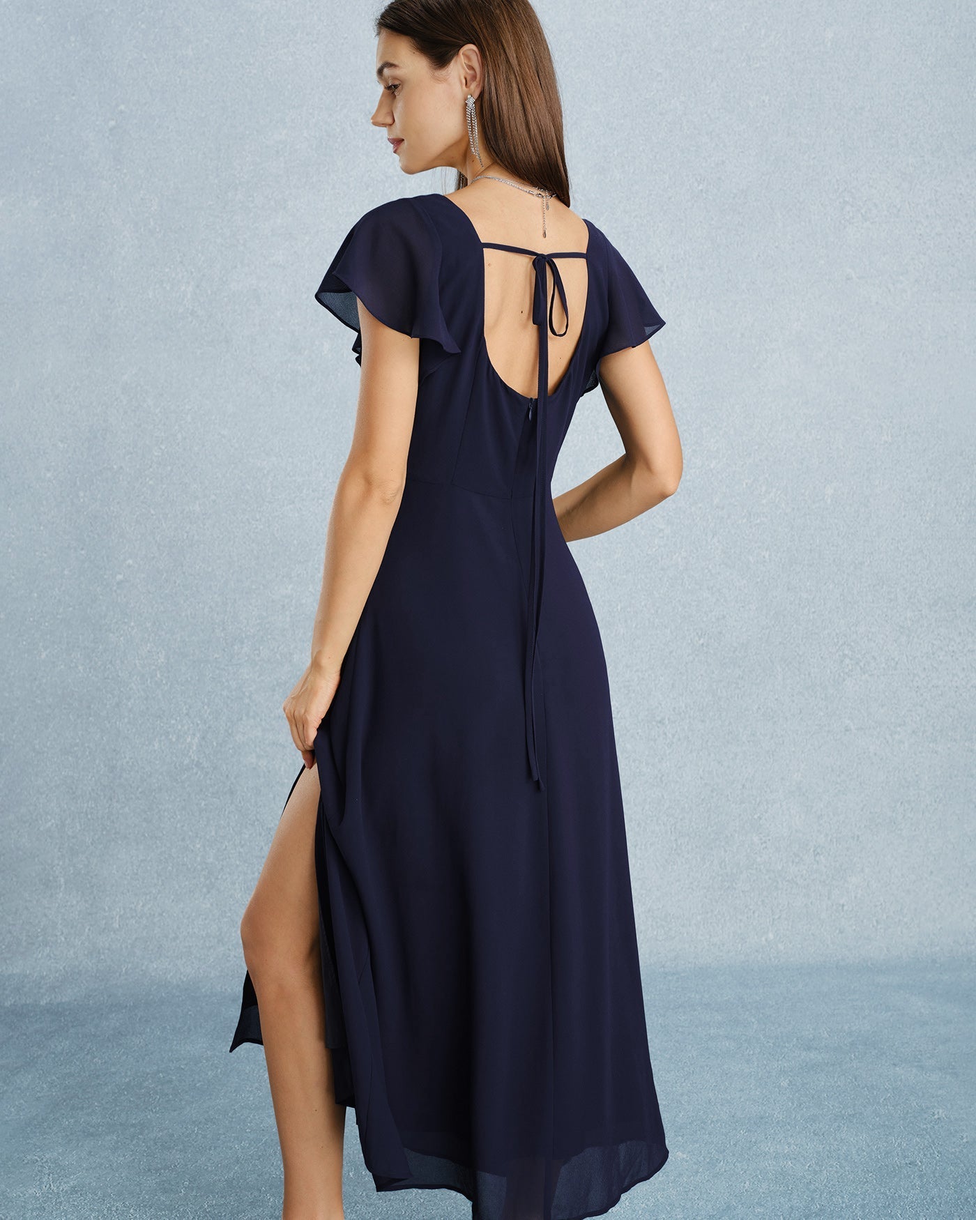 Vestido longo de chiffon azul-marinho com decote quadrado e fenda