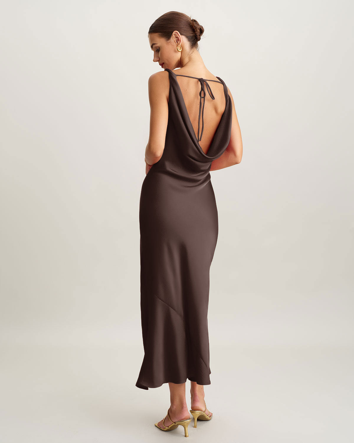 Vestido longo em cetim com gola drapeada — Café