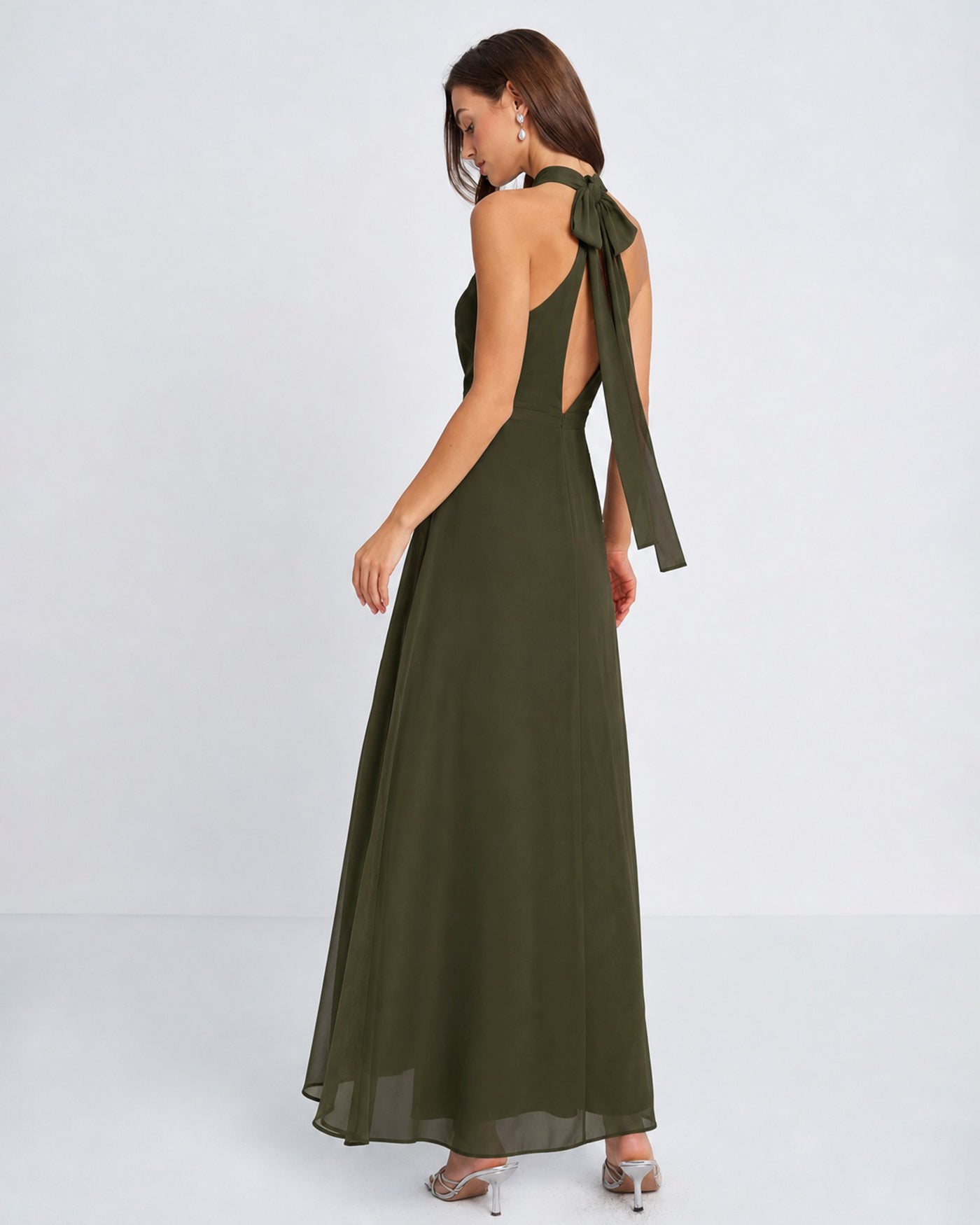 Vestido longo em chiffon verde com gola alta e fenda