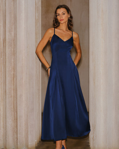 Vestido maxi slip evasê azul-marinho