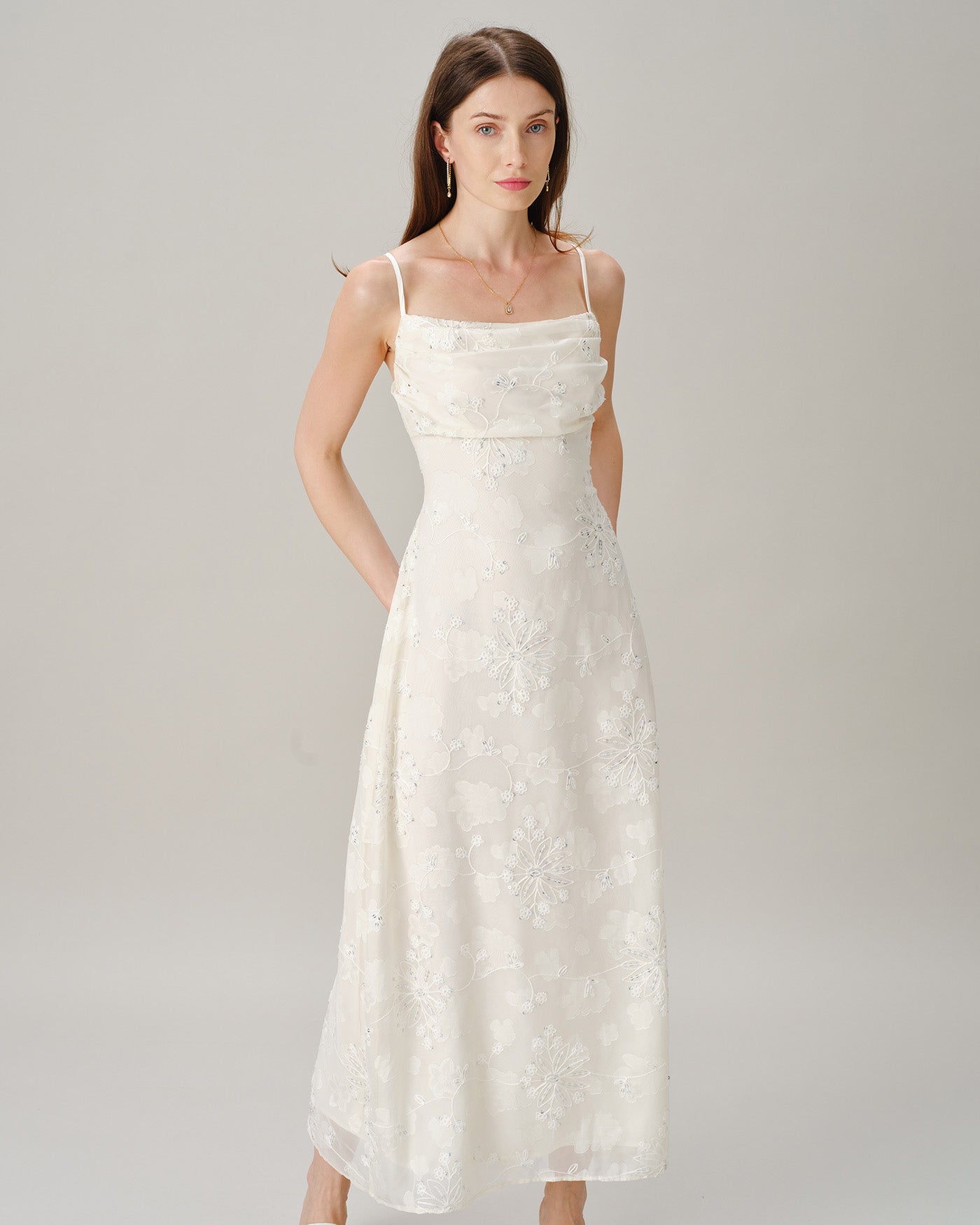 Vestido longo damasco em jacquard com decote quadrado e paetês