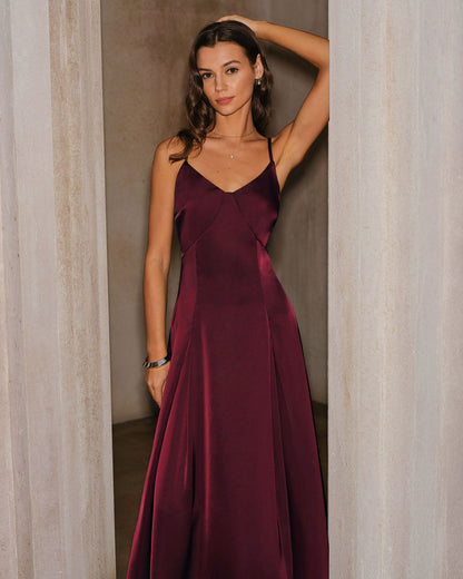 Vestido longo slip em cetim vinho com corte evasê