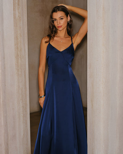 Vestido maxi slip evasê azul-marinho
