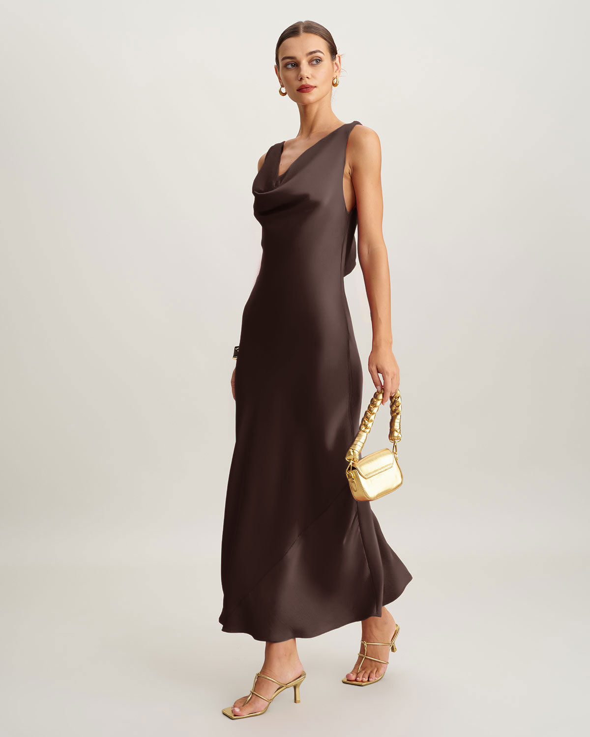 Vestido longo em cetim com gola drapeada — Café
