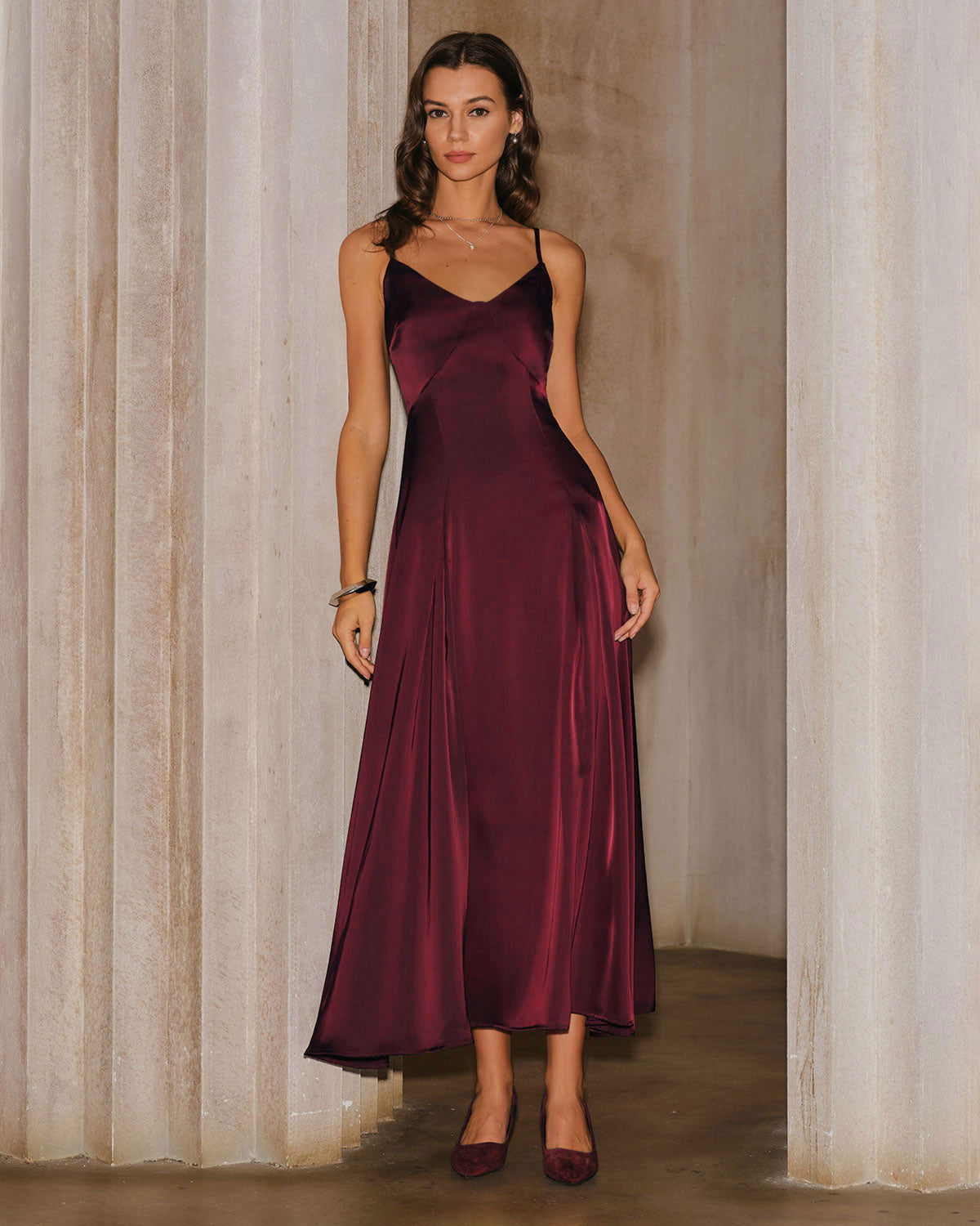 Vestido longo slip em cetim vinho com corte evasê