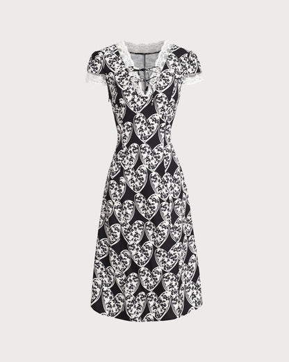 Vestido midi preto com estampa floral e detalhe em renda