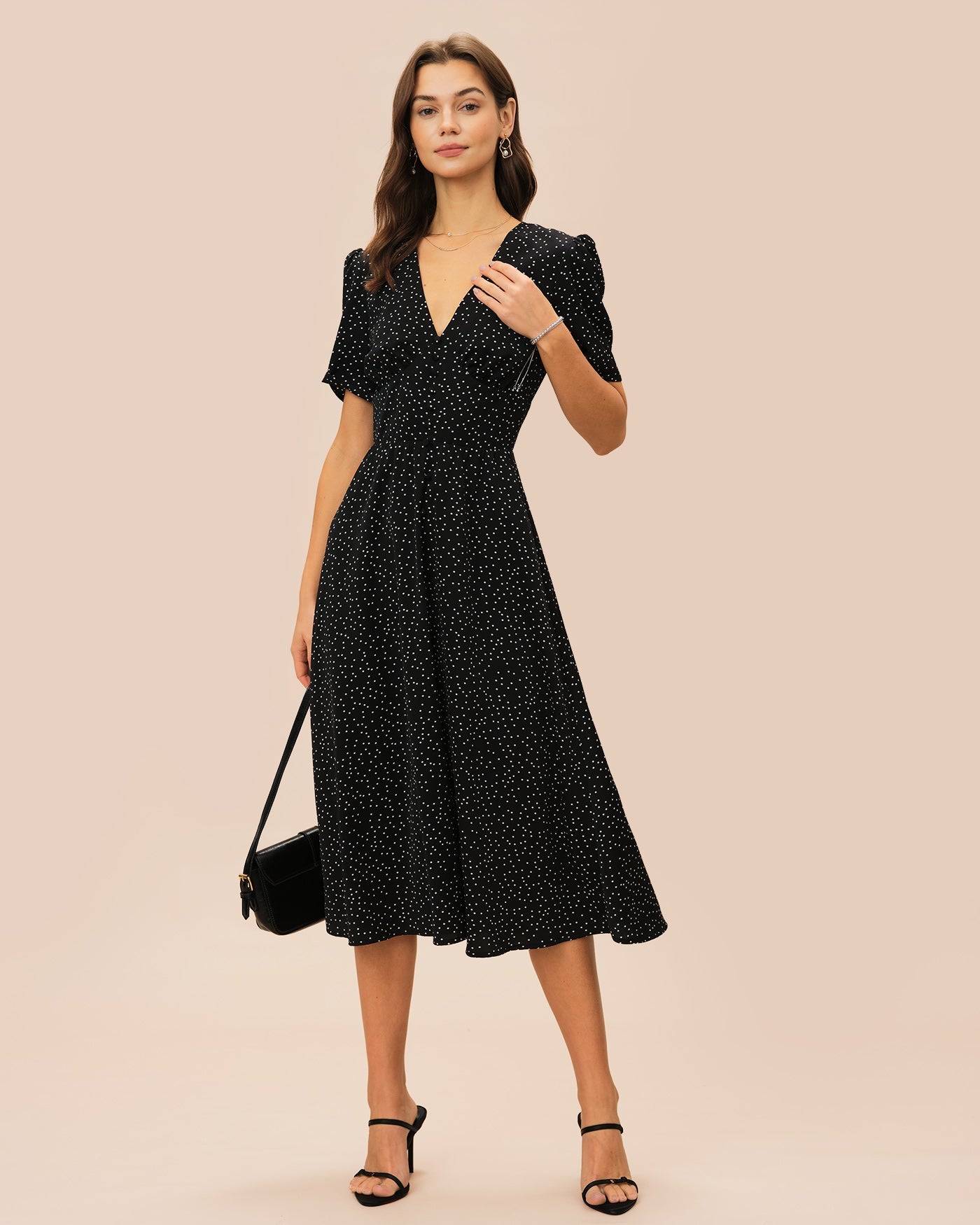 Vestido midi preto com decote em V e estampa de poá