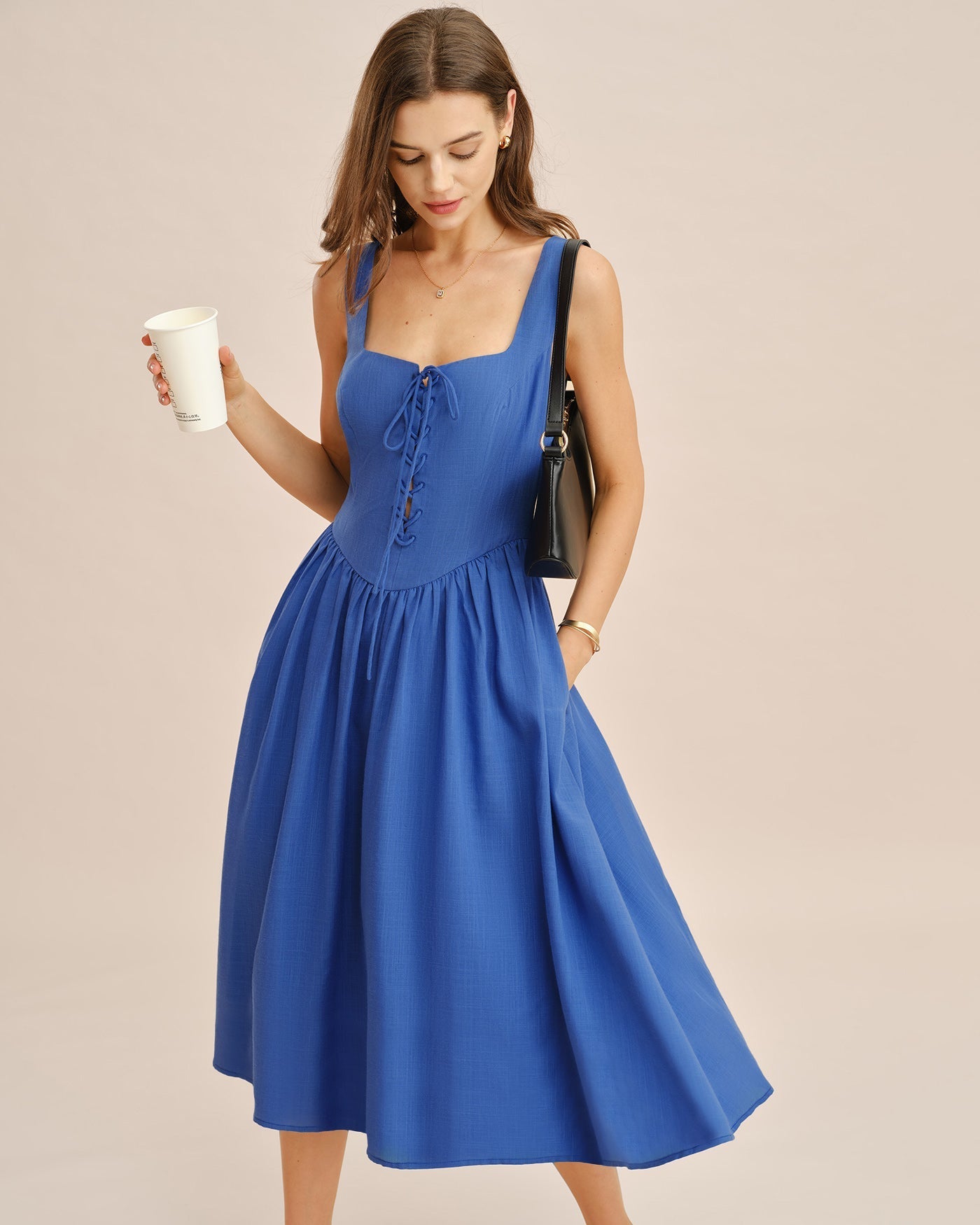 Vestido midi azul com decote quadrado, detalhe em amarração e bolsos