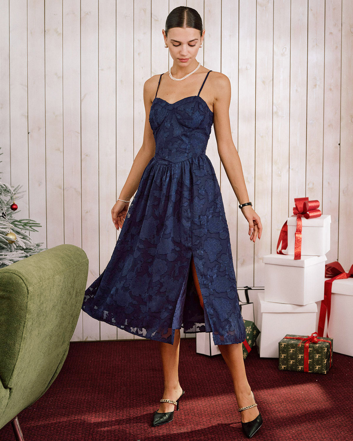 Vestido midi evasê em jacquard azul, estilo slip
