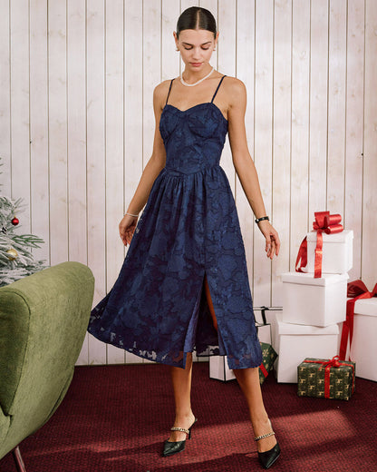 Vestido midi evasê em jacquard azul, estilo slip