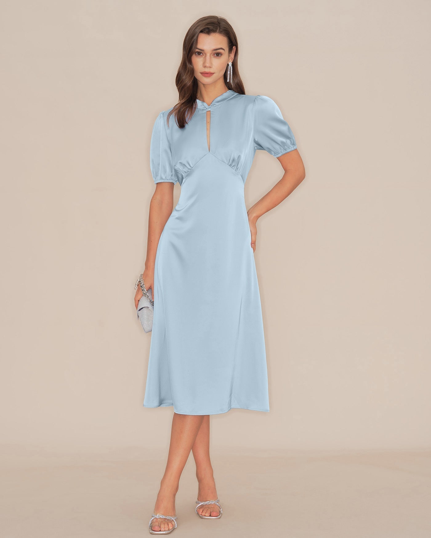 Vestido midi azul de cetim com mangas bufantes e costas abertas