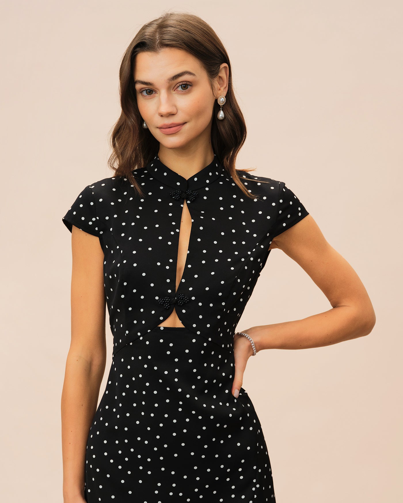 Vestido midi preto com estampa de poá e gola mandarim